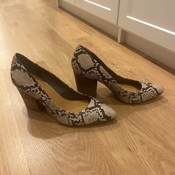 Snakeskin print stacked heel - Picture 3 of 3